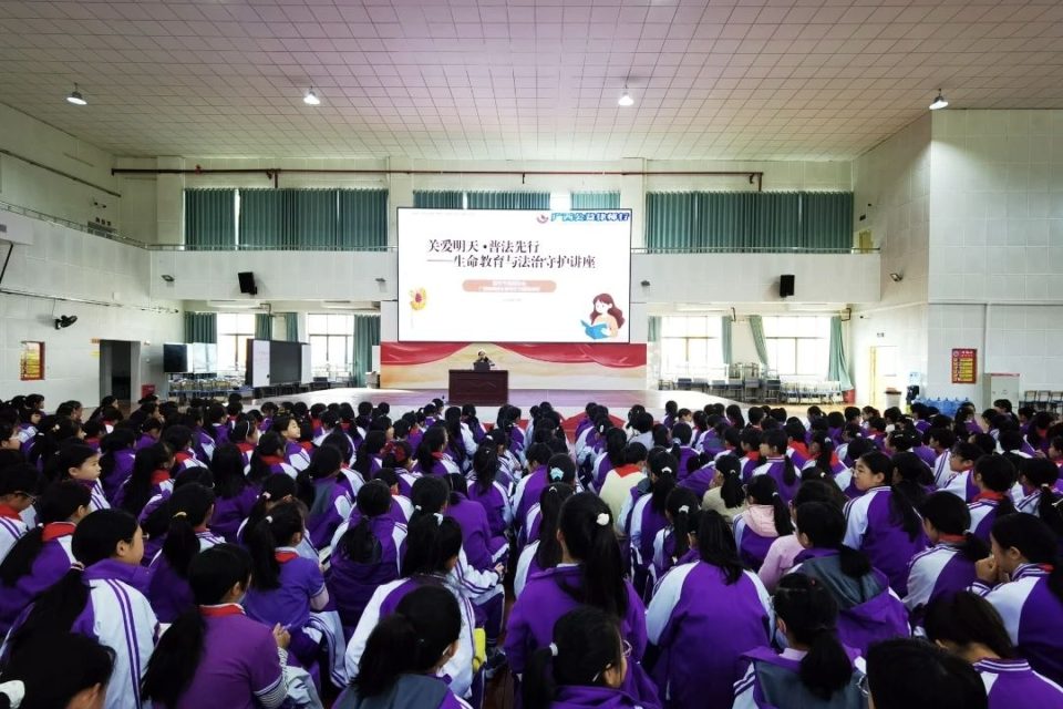 关爱明天 普法先行——广西桂东律师事务所公益法律服务团法治进校园
