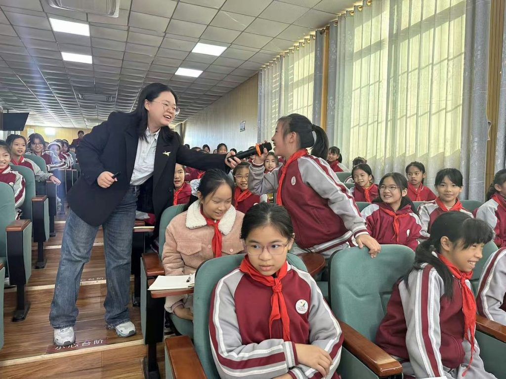 与学生互动